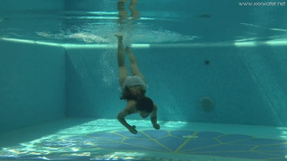 Молодая Stefanie Moon зажигает в воде: эротика и страсть