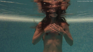 Молодая Stefanie Moon зажигает в воде: эротика и страсть