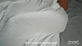 Голая спит — прикрыл её горячей спермой, чтобы никто не увидел