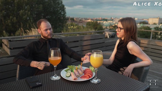 Жесткая тройка в публичном туалете – экстремальное видео