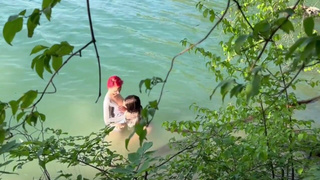 Подруги устроили лесной трилж без запретов — кончили громко и страстно