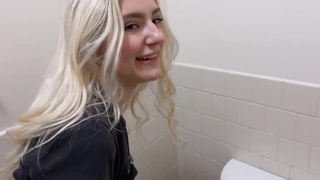 Eva Elfie в горячем туалетном сексе – неожиданный разврат от русской звезды