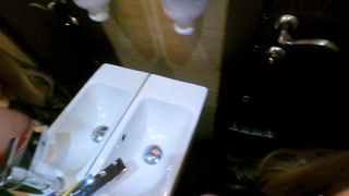 Первое свидание закончилось жарким минетиком в туалете – смотри, как это было