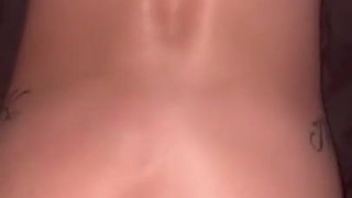 Гигантский хуй жестко трахает сочные дырочки