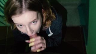 "Раздевайся у меня дома — жаркий секс в подъезде как у соседей"