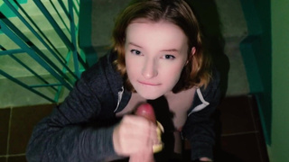 "Раздевайся у меня дома — жаркий секс в подъезде как у соседей"