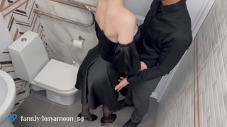 Страсть в уборной: парень не устоял перед намёком