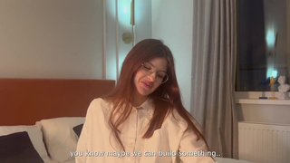 Молодая киска жаждет внимания