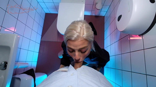 Сотый клиент получил горячий минет от страстной барменши в баре