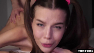 Болезненное, но сладкое первое проникновение в тугую попку