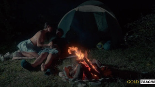 Горячие лесные приключения: трах у палатки под открытым небом