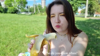 Секс в парке: горячая девушка оголяет грудь и заигрывает с камерой