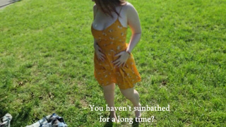 Секс в парке: горячая девушка оголяет грудь и заигрывает с камерой