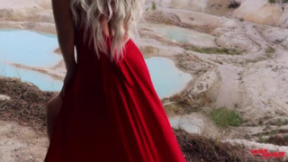 Девушка в раком у дерева – эксклюзивный контент