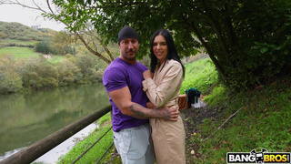 Страстный лесной секс с пышногрудой Kira Queen – горячее видео на природе