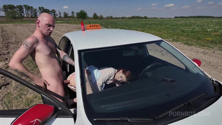 Анальный секс на природе: как Мия удивила таксиста