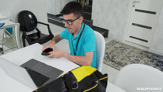 Секс-награда за ремонт: сочная киска в обмен на исправный ноутбук