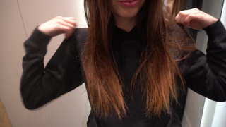 Страсть в примерочной: тайный секс с братом пока никто не видит