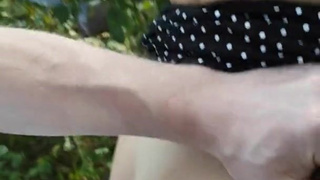 Секс-приключение в лесу: кончил в мокрую киску без правил