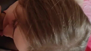 Шаловливая Кэти тренирует оральные навыки в горячем видео