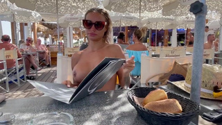 Шокирующий откровенный контент: она голая на людях!