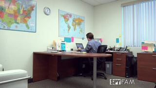 Начальница и подчиненный: кто кого в игре власти и желания