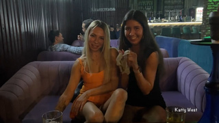 Разгулялись не на шутку: подруги в клубе без трусиков