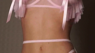 Анна Ральфс в горячем видео "Обожаю украшать тело" - страстный экшен от OF-Shorts