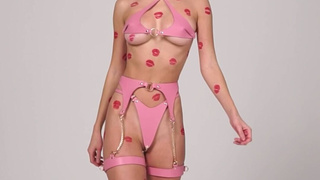 "Обцелованная с ног до головы" - откровенное видео для истинных ценителей