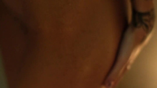 Развратная нимфа и тающий воск – эксклюзивное видео в ванной