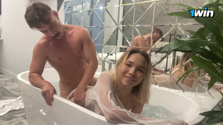 Секс в ванной с Кариной – глубокие глотки и жесткое проникновение в узкую дырочку