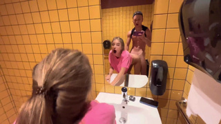 Страстный секс на первом свидании в туалете кафе