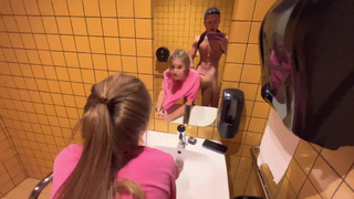 Страстный секс на первом свидании в туалете кафе