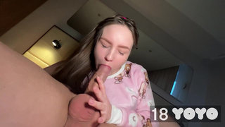 18-летняя мастурбирует и сосет с страстью