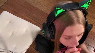 Шокирующий инцест-ролик: сводня сестра в горячем видео