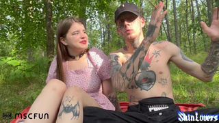 Дикий секс в лесу: страстная дрочка и жесткое трахание на природе