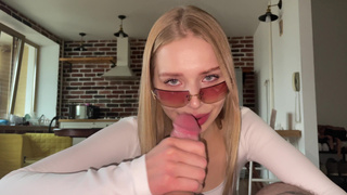 Дерзкий минет от Californiababe с эффектным финалом на личико