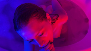 Горячее видео с развратной блондинкой в джакузи