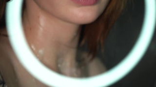 Горячее видео с Эммой Корти – мыльный массаж пышных форм