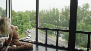 Шикарный стриптиз от страстной красотки