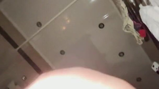 Юная блондинка Milka жестко отдается в пенной ванне на шумной вечеринке