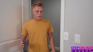 Страстная ночь с развратной кошечкой – успел и полизать, и залить спермой, пока батя не застукал