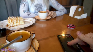 Девчонка не сдерживает стоны в людном месте