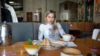 Девчонка не сдерживает стоны в людном месте