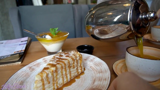 Девчонка не сдерживает стоны в людном месте