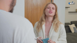 Горячая мастурбация в душе: сантехник застал врасплох