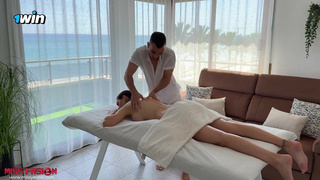 Она так громко стонет от массажа – не выдержал и вошел!