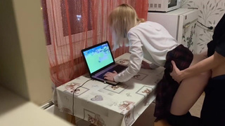 Ремнём её херачу и хуй вставляю — а ей похую, она в Геншин играет