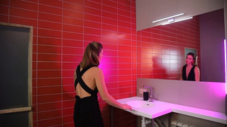 Страстный экшен в публичном туалете: кончил в нее при всех