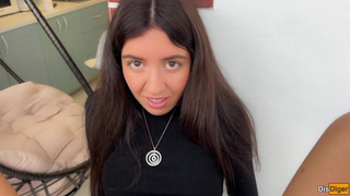 Горячее видео с развязной красоткой